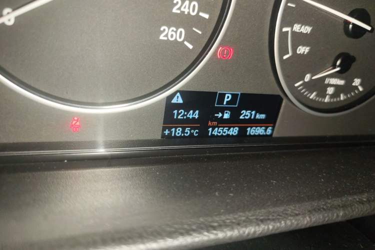 Used BMW 3 Series 2015 320Li Luxury Edition Fashion Model Odometer Close Up