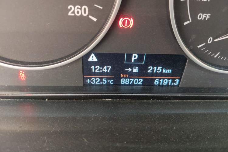 Used BMW 3 Series 2015 320Li Fashion Model Odometer Close Up