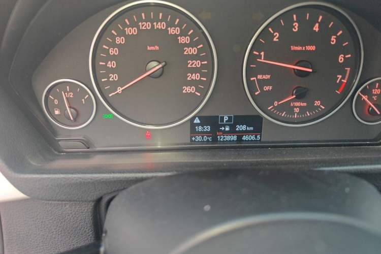 Used BMW 3 Series 2015 320Li Luxury Edition Fashion Model Odometer Close Up