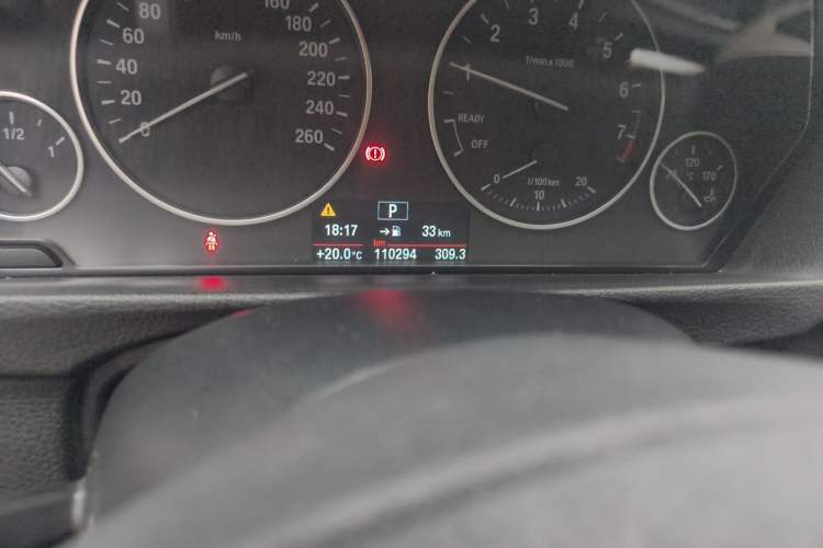 Used BMW 3 Series 2015 320Li Luxury Edition Fashion Model Odometer Close Up