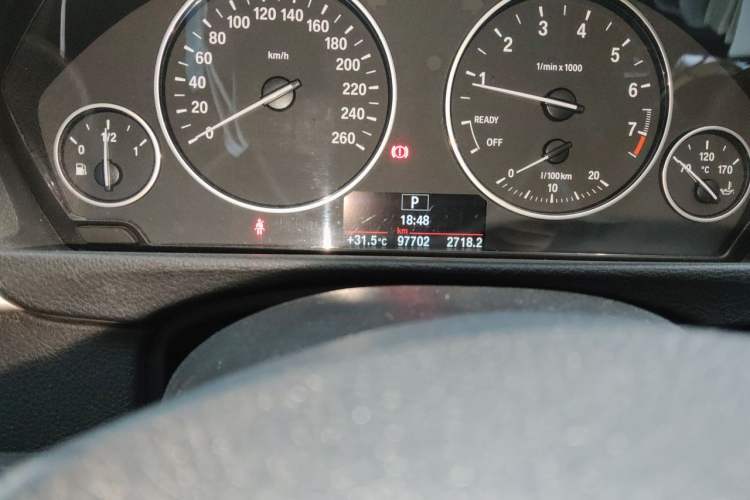 Used BMW 3 Series 2015 320i Fashion Model Odometer Close Up
