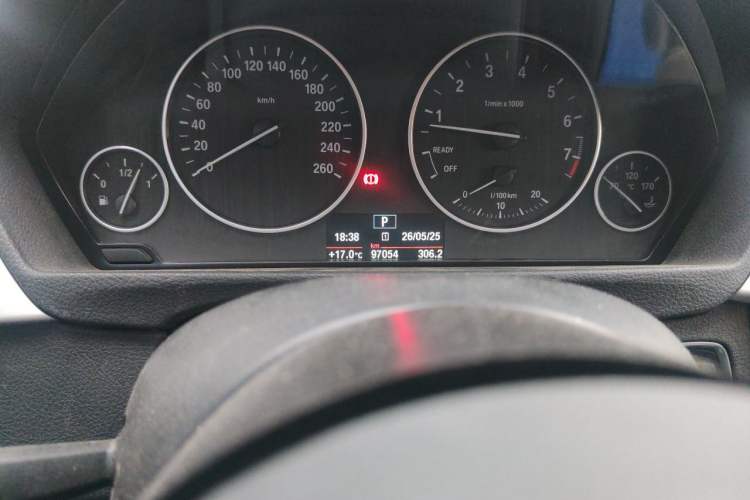 Used BMW 3 Series 2015 320Li Fashion Model Odometer Close Up