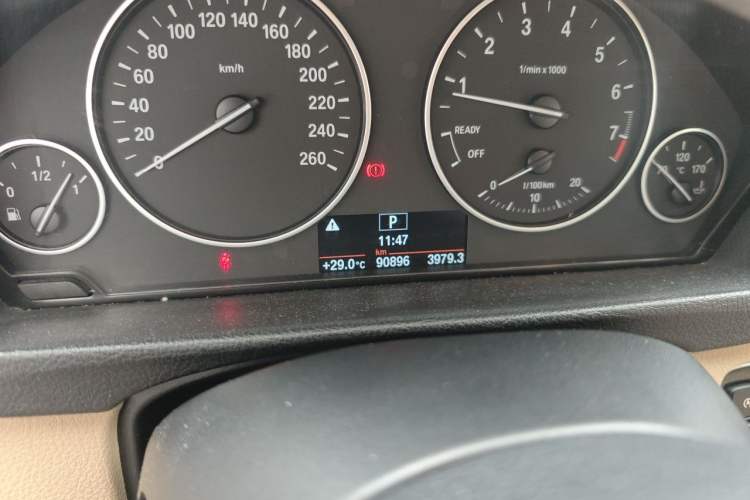Used BMW 3 Series 2015 320i Fashion Model Odometer Close Up