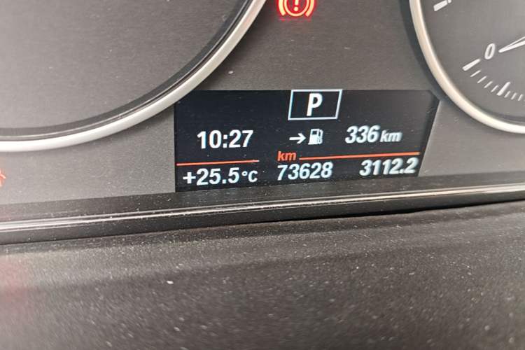 Used BMW 3 Series 2015 320i Fashion Model Odometer Close Up