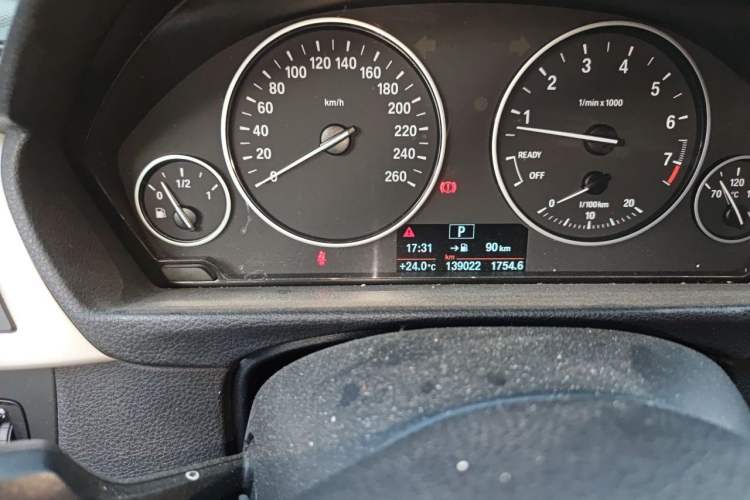 Used BMW 3 Series 2015 320Li Luxury Edition Fashion Model Odometer Close Up