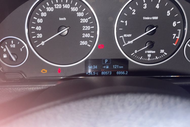 Used BMW 3 Series 2015 320Li Luxury Edition Fashion Model Odometer Close Up