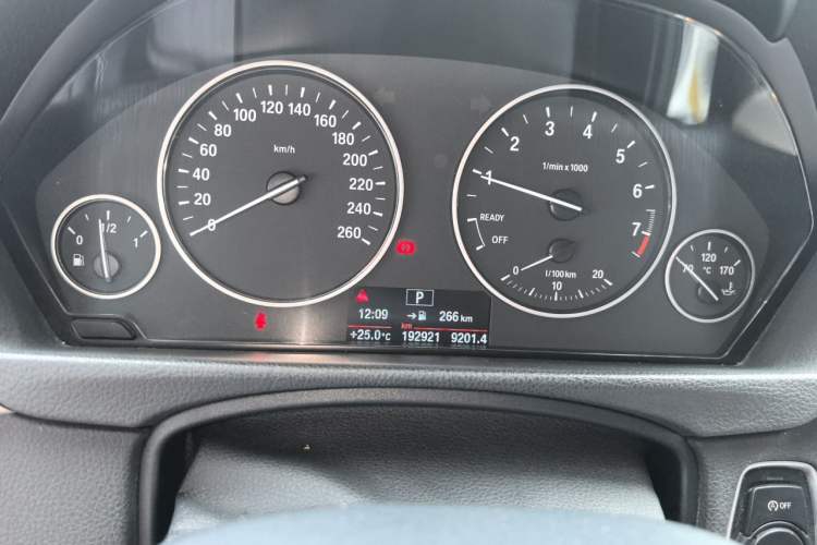 Used BMW 3 Series 2015 320Li Luxury Edition Fashion Model Odometer Close Up