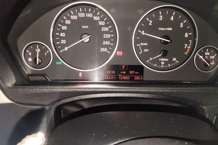 Used BMW 3 Series 2015 320Li Luxury Edition Fashion Model Odometer Close Up