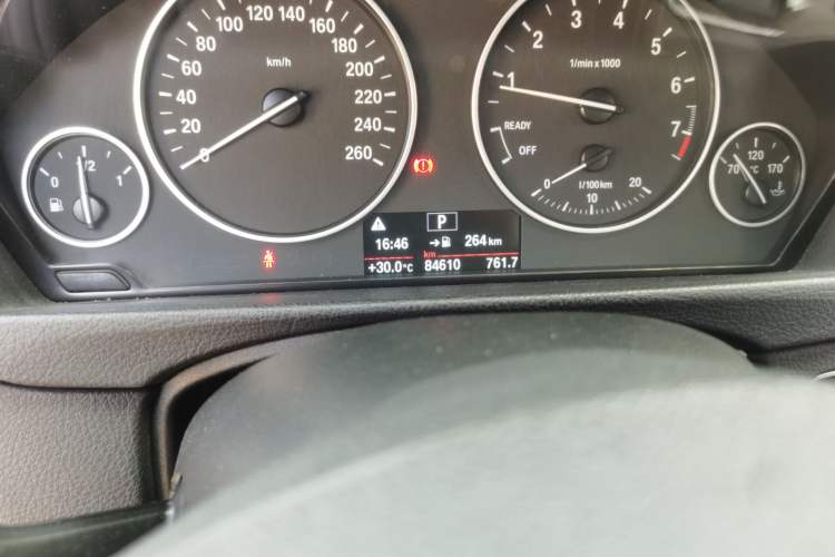 Used BMW 3 Series 2015 320Li Luxury Edition Fashion Model Odometer Close Up