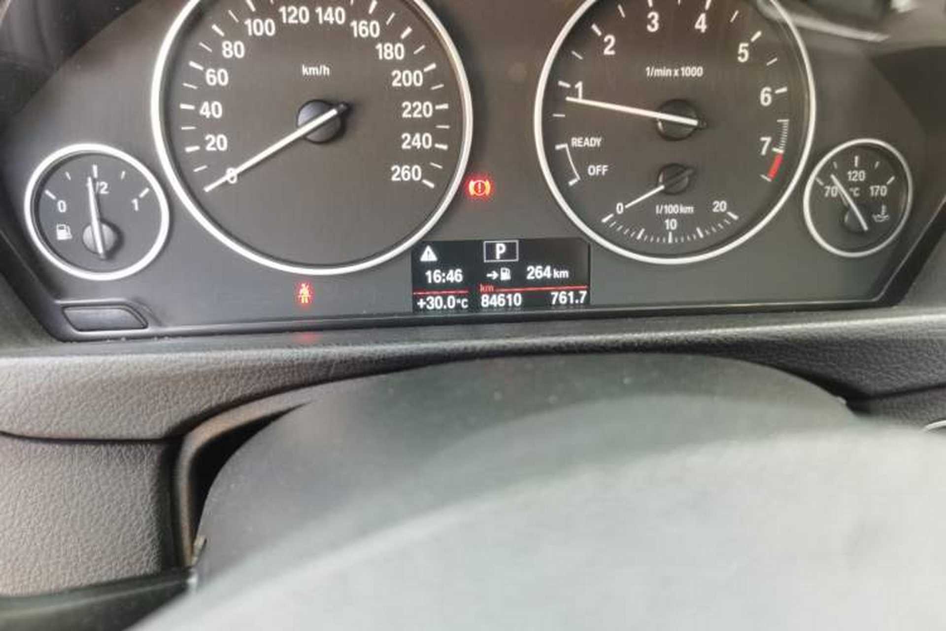 Used BMW 3 Series 2015 320Li Luxury Edition Fashion Model Odometer Close Up