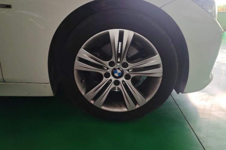 Used BMW 3 Series 2015 320i Luxury Edition Sports Design Package Right Front Wheel Hub