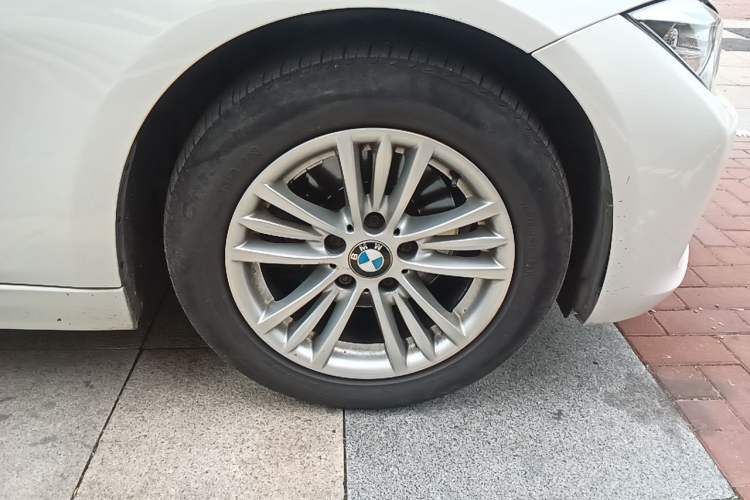Used BMW 3 Series 2015 316Li Fashion Model Right Front Wheel Hub