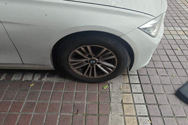 Used BMW 3 Series 2015 320Li Luxury Edition Fashion Model Right Front Wheel Hub
