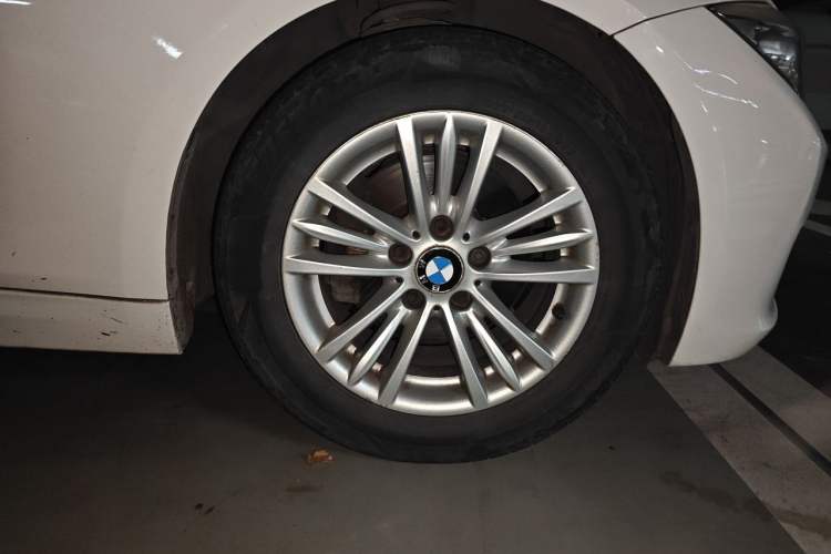 Used BMW 3 Series 2015 320Li Luxury Edition Fashion Model Right Front Wheel Hub