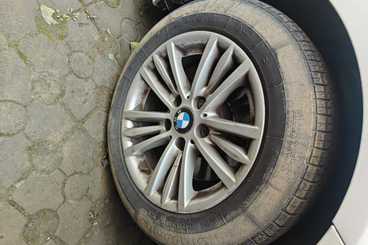 Used BMW 3 Series 2015 316Li Fashion Model Right Front Wheel Hub