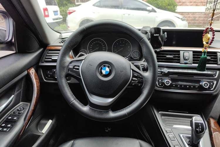 Used BMW 3 Series 2015 320Li Luxury Design Package Steering Wheel