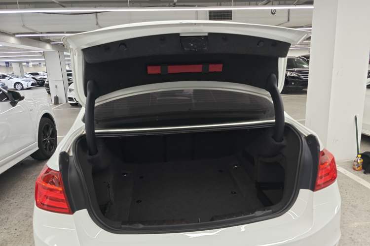 Used BMW 3 Series 2015 320i Luxury Line Stylish Edition Trunk