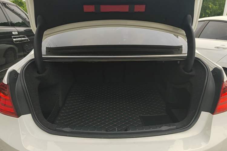Used BMW 3 Series 2015 320Li Fashion Model Trunk