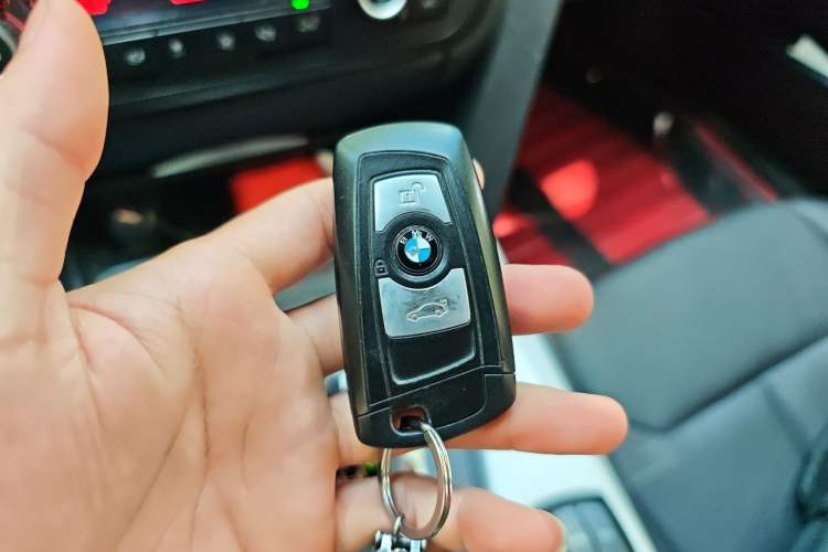 Used BMW 3 Series 2015 320i Luxury Line Stylish Edition Vehicle Key