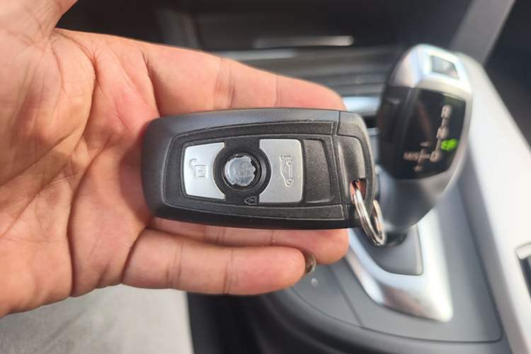 Used BMW 3 Series 2015 320i Luxury Line Stylish Edition Vehicle Key