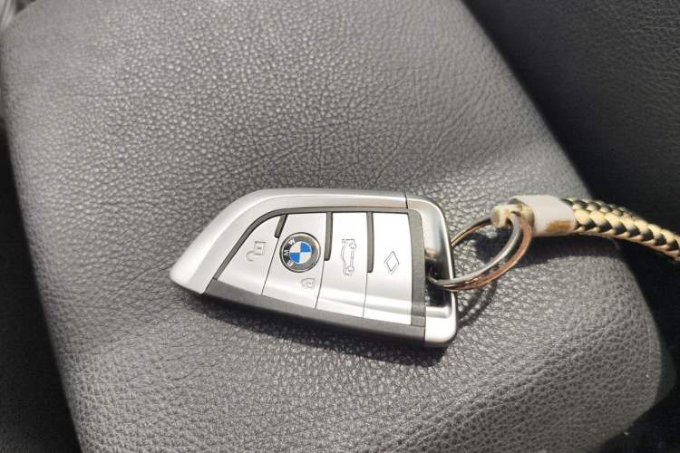 Used BMW 3 Series 2015 320i Luxury Line Stylish Edition Vehicle Key