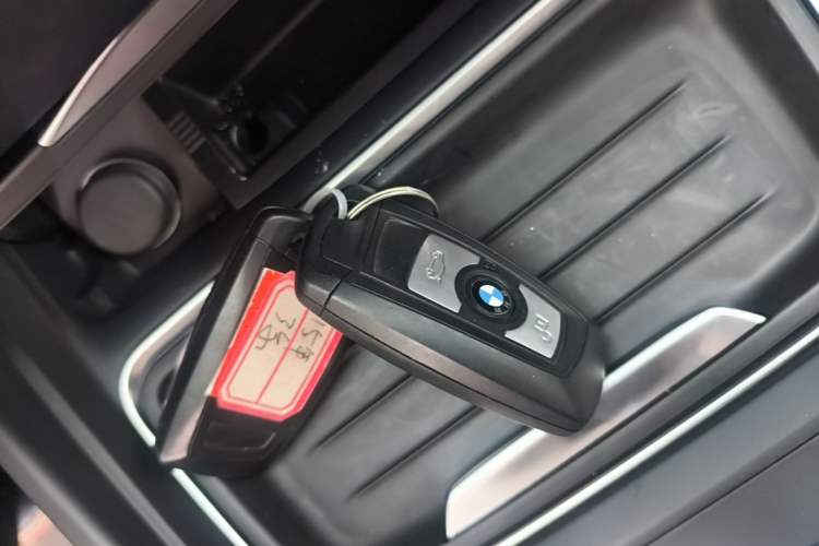 Used BMW 3 Series 2015 320i Luxury Line Stylish Edition Vehicle Key