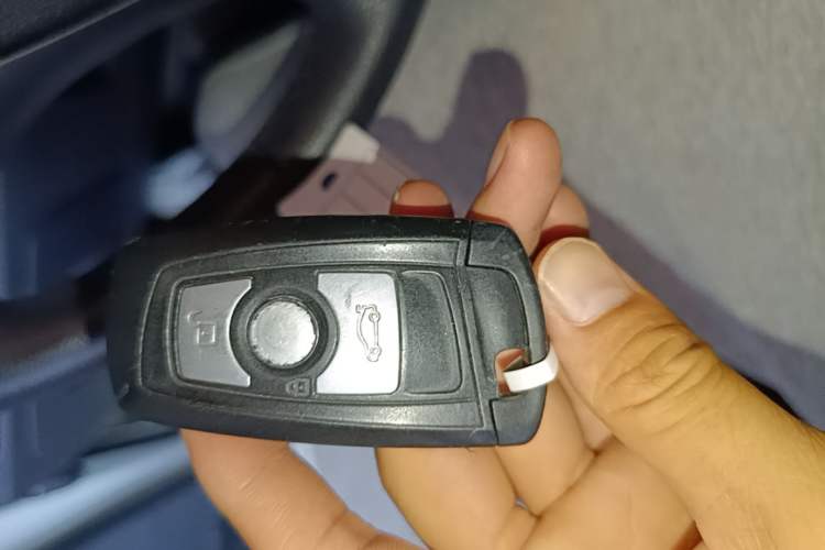 Used BMW 3 Series 2015 320i Active Edition Vehicle Key
