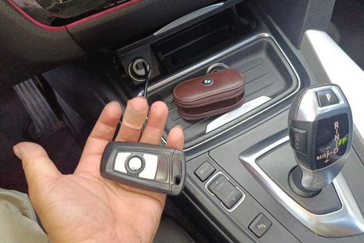 Used BMW 3 Series 2015 320i Luxury Line Stylish Edition Vehicle Key