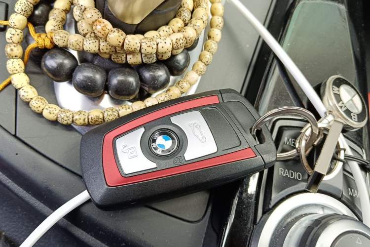 Used BMW 3 Series 2015 320i Luxury Edition Sports Design Package Vehicle Key