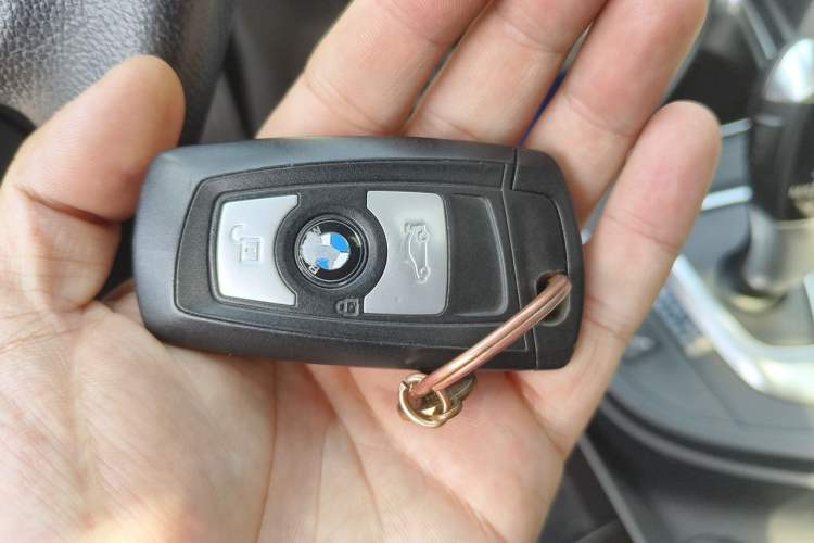 Used BMW 3 Series 2015 320i Luxury Line Stylish Edition Vehicle Key