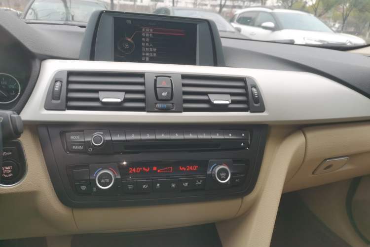 Used BMW 3 Series 2015 320Li Luxury Edition Fashion Model Audio And AC Panel