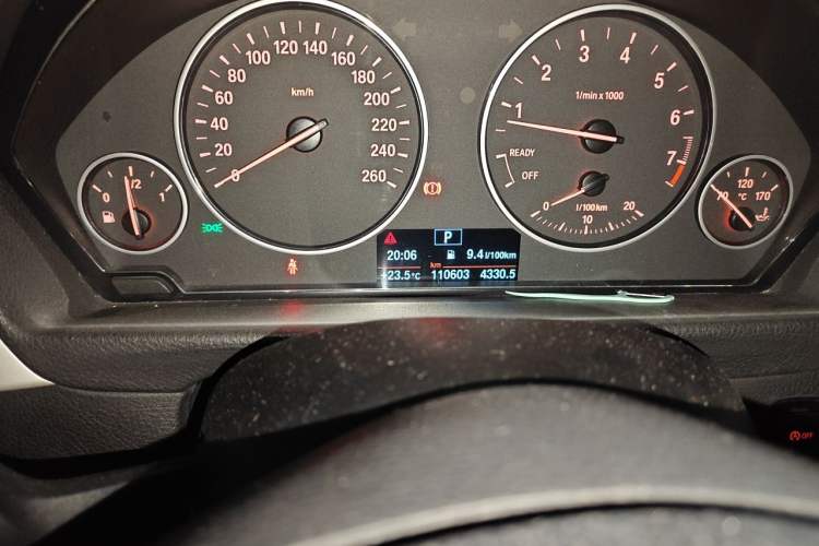 Used BMW 3 Series 2015 320Li Luxury Edition Fashion Model Odometer Close Up