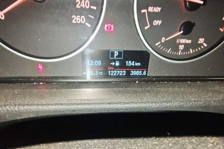 Used BMW 3 Series 2015 320Li Fashion Model Odometer Close Up