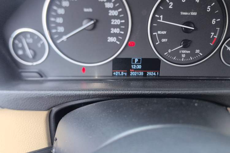 Used BMW 3 Series 2015 316Li Fashion Model Odometer Close Up