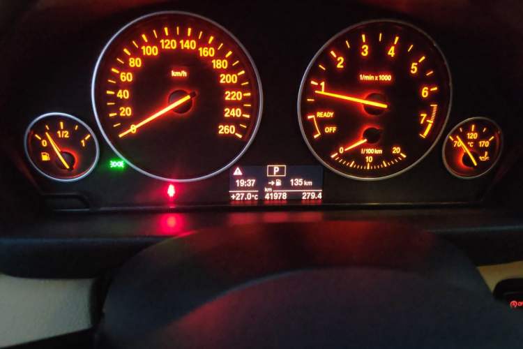 Used BMW 3 Series 2015 320Li Fashion Model Odometer Close Up