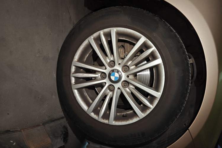 Used BMW 3 Series 2015 320Li Luxury Edition Fashion Model Right Front Wheel Hub