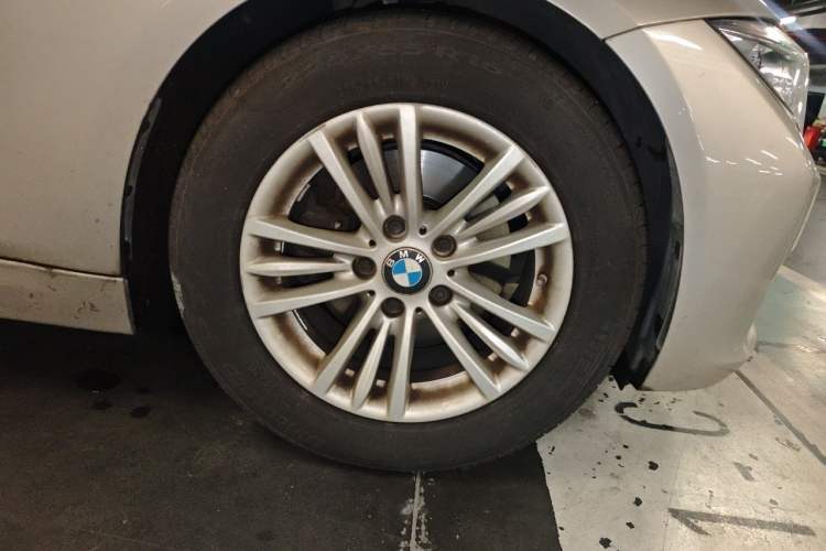 Used BMW 3 Series 2015 320Li Fashion Model Right Front Wheel Hub