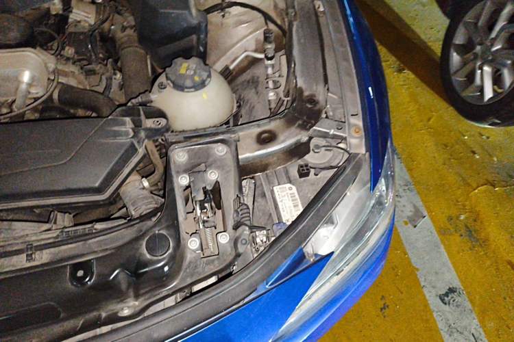 Used BMW 3 Series 2016 320i Fashion Model Engine Bay Left