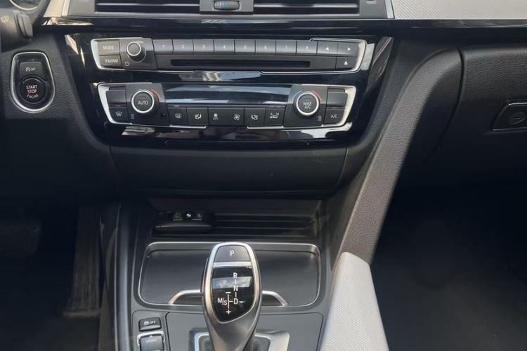 Used BMW 3 Series 2016 320i M Sport Interior 2