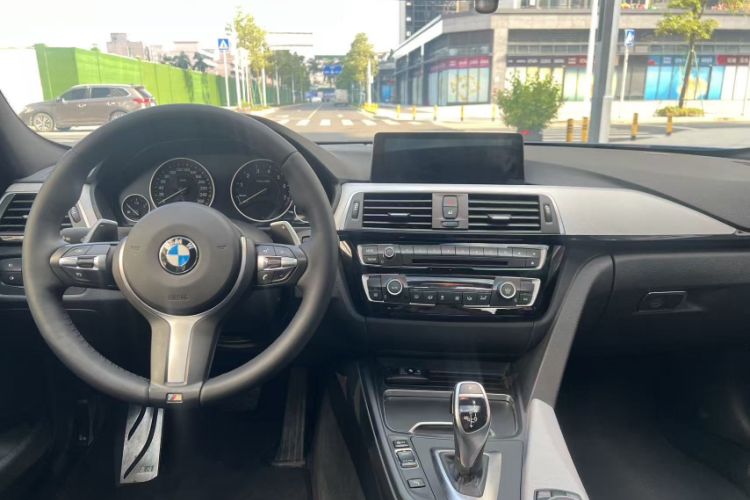 Used BMW 3 Series 2016 320i M Sport Interior 4