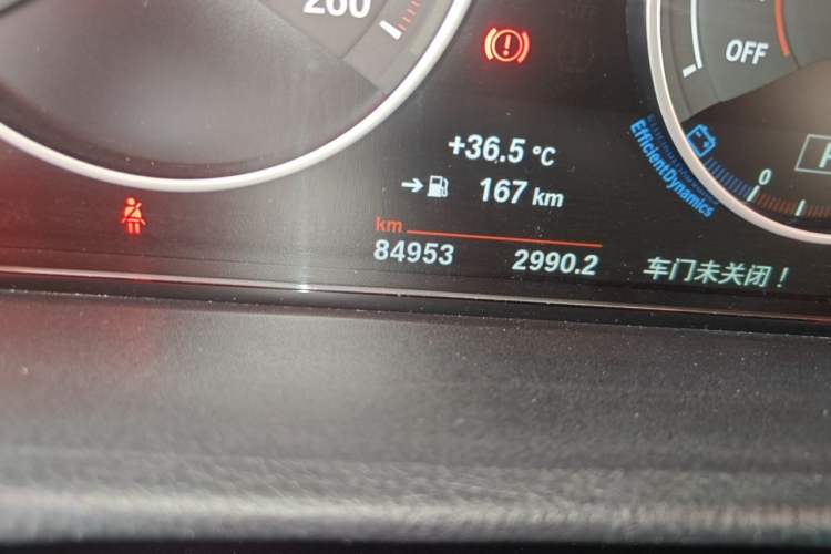 Used BMW 3 Series 2016 320i M Sport Odometer Close Up