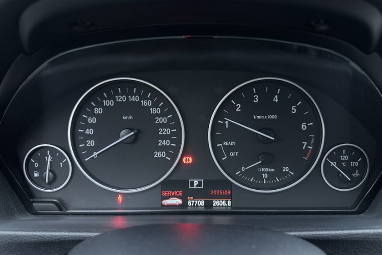 Used BMW 3 Series 2016 320Li Fashion Model Odometer Close Up