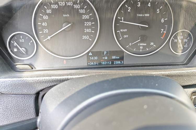 Used BMW 3 Series 2016 320Li Ambition Model Odometer Close Up
