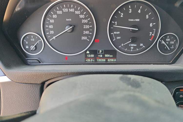 Used BMW 3 Series 2016 320Li Fashion Model Odometer Close Up