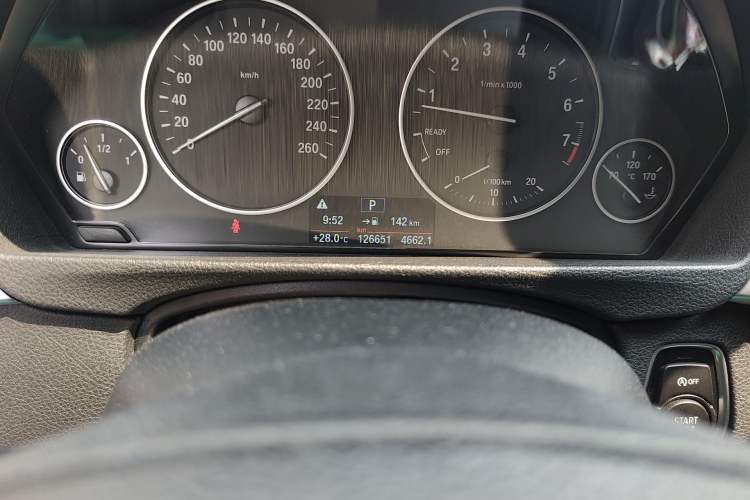 Used BMW 3 Series 2016 320Li Fashion Model Odometer Close Up