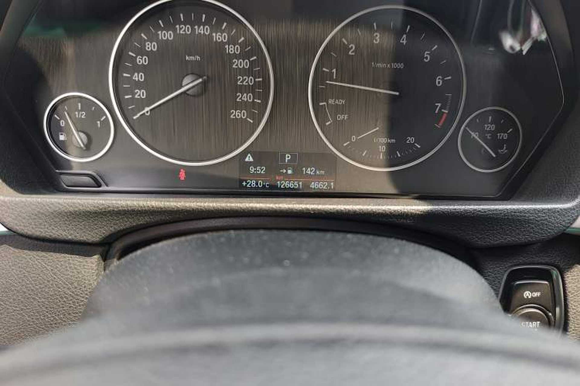 Used BMW 3 Series 2016 320Li Fashion Model Odometer Close Up