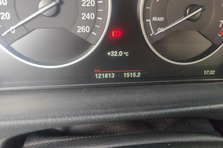 Used BMW 3 Series 2016 320Li Fashion Model Odometer Close Up