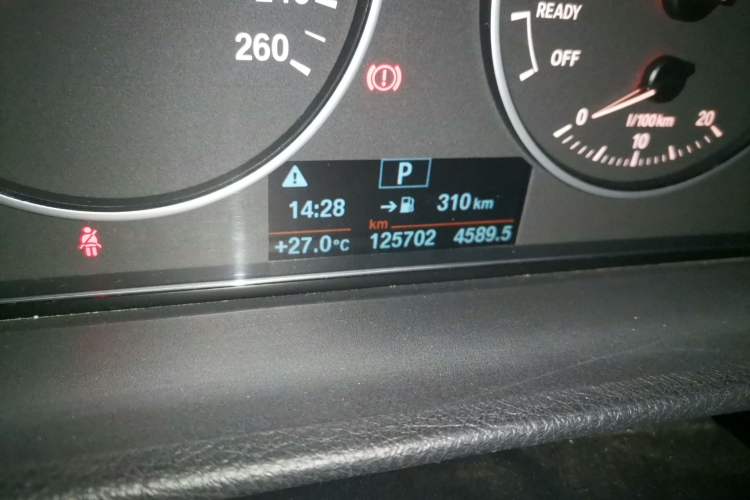 Used BMW 3 Series 2016 320Li Fashion Model Odometer Close Up