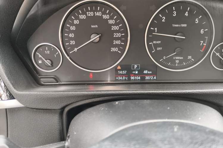 Used BMW 3 Series 2016 320Li Fashion Model Odometer Close Up