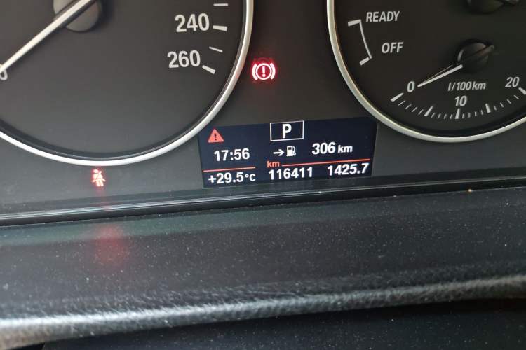 Used BMW 3 Series 2016 320Li Fashion Model Odometer Close Up